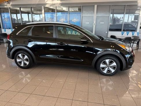 Used 2018 Kia Niro EX w/ EX Premium Package image 2