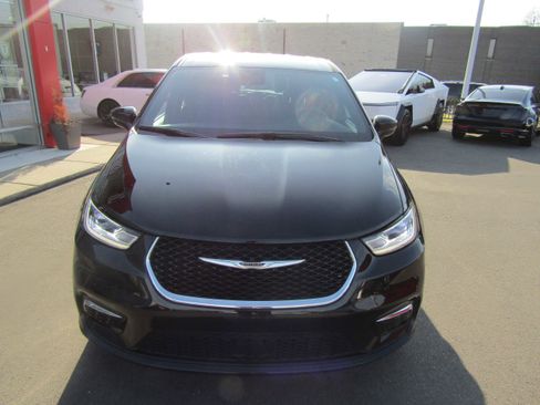 Used 2025 Chrysler Pacifica Select image 3