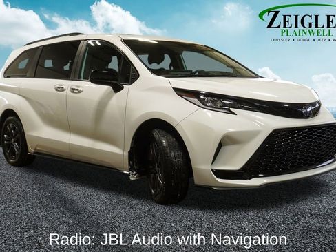 Used 2025 Toyota Sienna XSE image 4