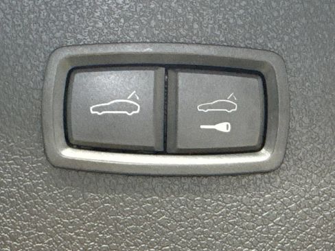 Used 2021 Porsche Macan w/ Premium Package AWD/4WD image 32