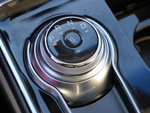 Used 2019 Ford Edge Titanium w/ Cold Weather Package image 26