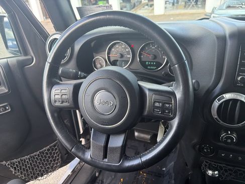 Used 2016 Jeep Wrangler Unlimited Sahara w/ Connectivity Group AWD/4WD image 21