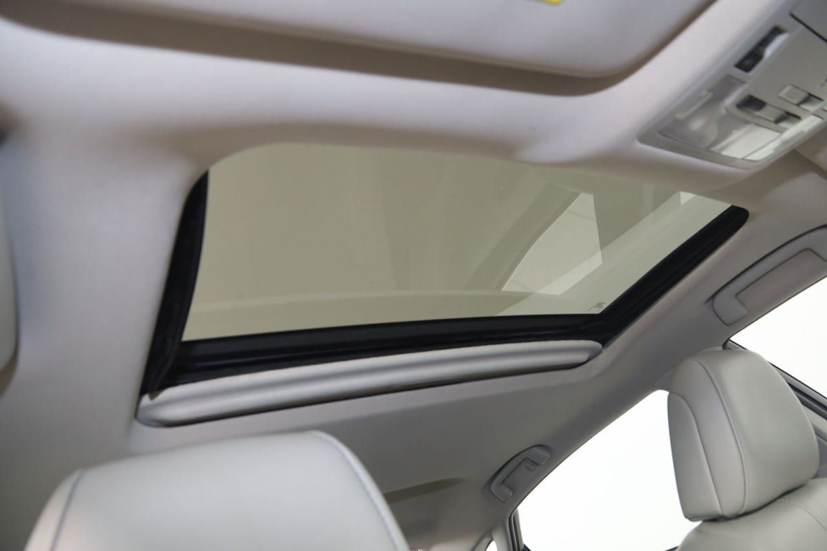 Used 2014 Toyota Avalon Limited w/ Technology Package FWD image 11