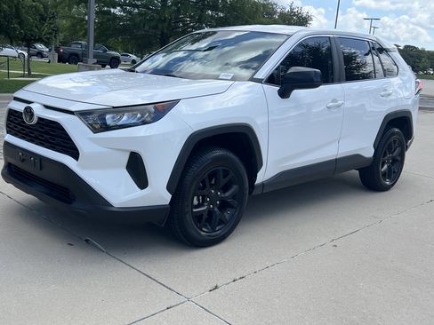 Used 2022 Toyota RAV4 LE FWD image 5