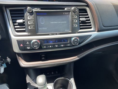 Used 2017 Toyota Highlander Plus w/ Carpet Mat Package AWD/4WD image 18