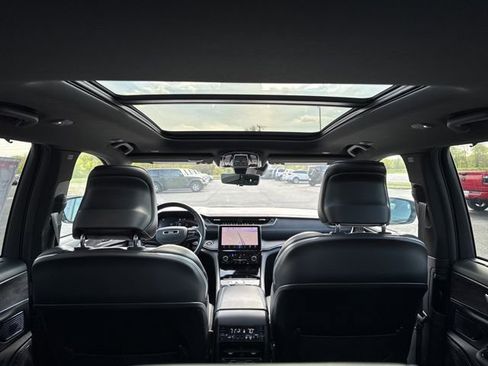 Used 2022 Jeep Grand Cherokee Overland w/ Luxury Tech Group IV AWD/4WD image 6