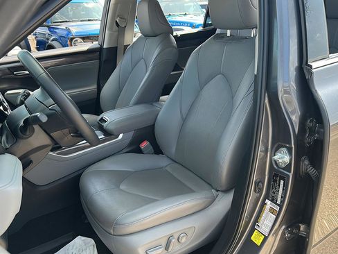 Used 2024 Toyota Highlander Limited image 14
