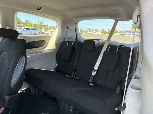 Used 2022 Chrysler Voyager LX FWD image 12
