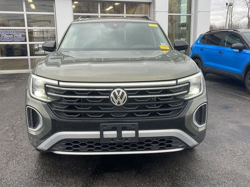 Used 2025 Volkswagen Atlas Peak Edition SE image 2