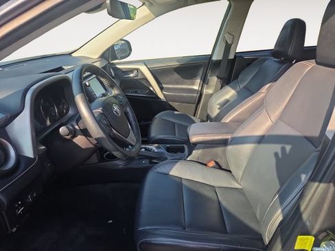 Used 2018 Toyota RAV4 Limited w/ Carpet Mat Package FWD image 9