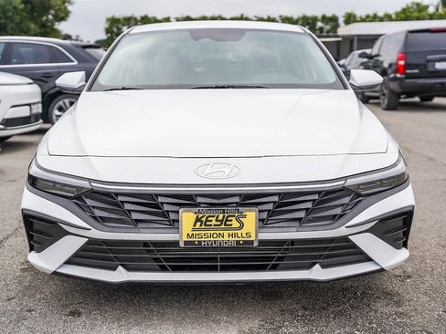 Certified 2025 Hyundai Elantra SE image 2