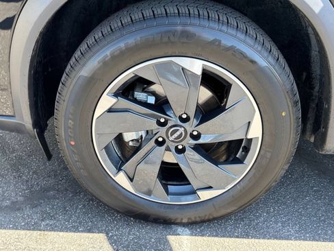 Used 2025 Nissan Rogue SV AWD/4WD image 32