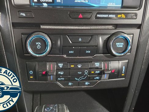 Used 2018 Ford Explorer XLT w/ Equipment Group 202A AWD/4WD image 16