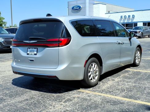 Used 2024 Chrysler Pacifica Touring-L FWD image 29