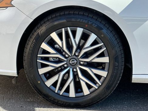 Used 2025 Nissan Altima 2.5 SV FWD image 26