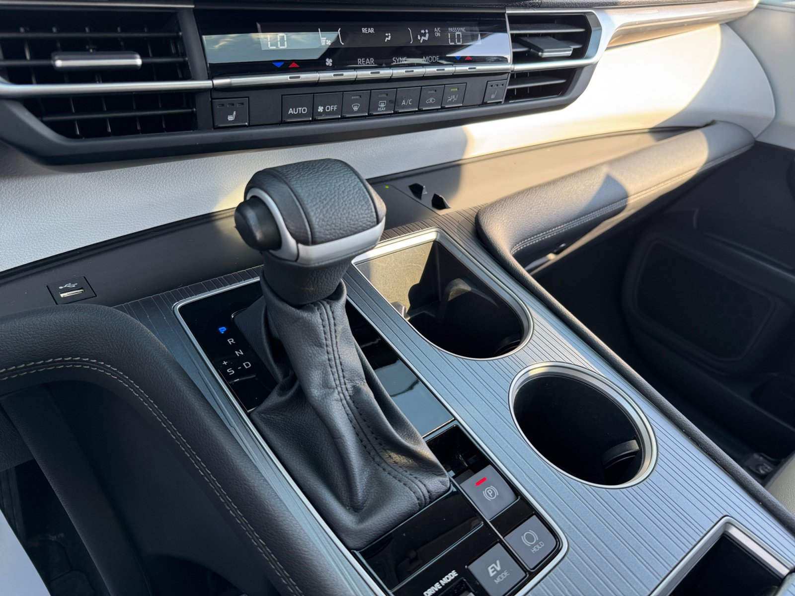 Used 2025 Toyota Sienna XLE AWD/4WD image 8