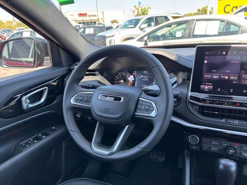 Used 2025 Jeep Compass Trailhawk AWD/4WD image 33