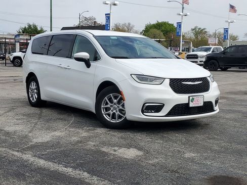 Used 2023 Chrysler Pacifica Touring-L FWD image 1