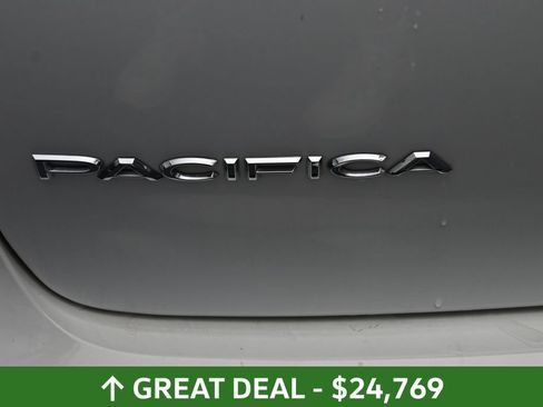 Used 2023 Chrysler Pacifica Limited FWD image 17