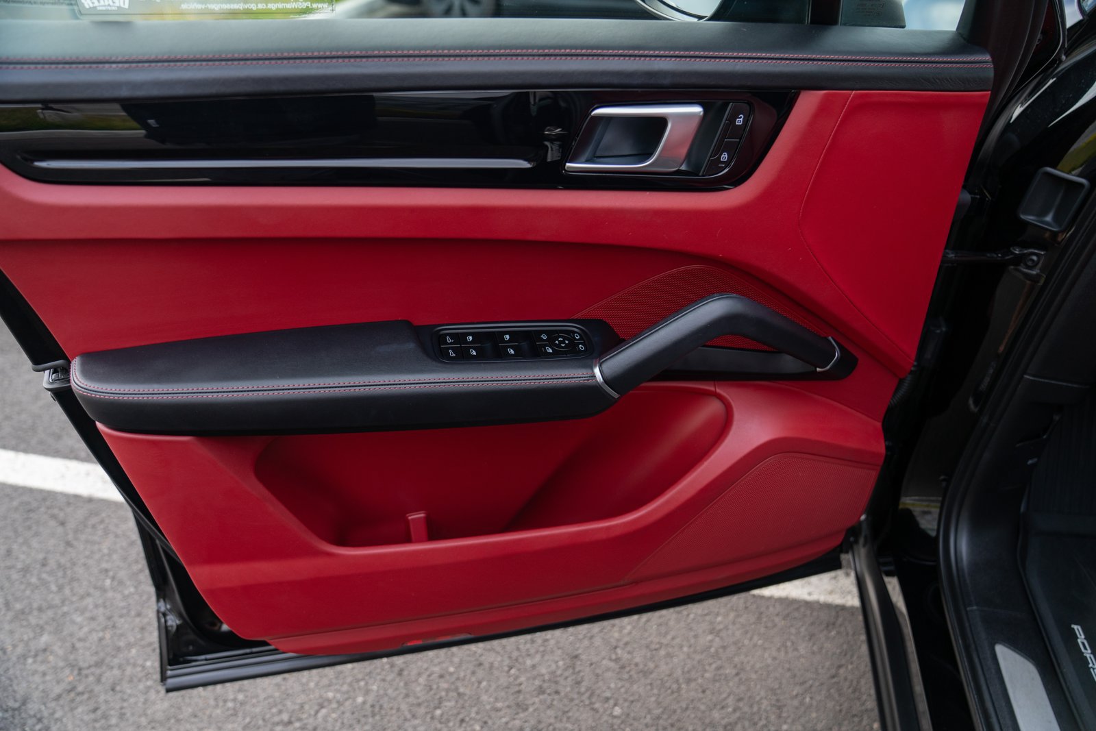 Certified 2023 Porsche Cayenne AWD/4WD image 10