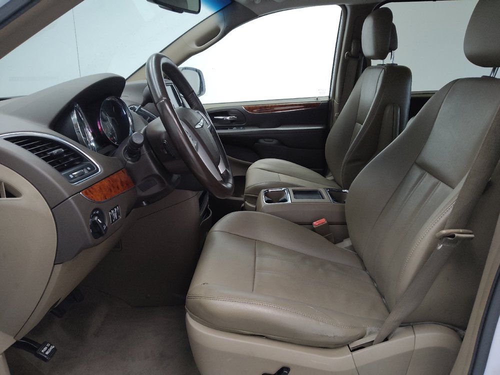 Used 2015 Chrysler Town & Country Touring FWD image 17