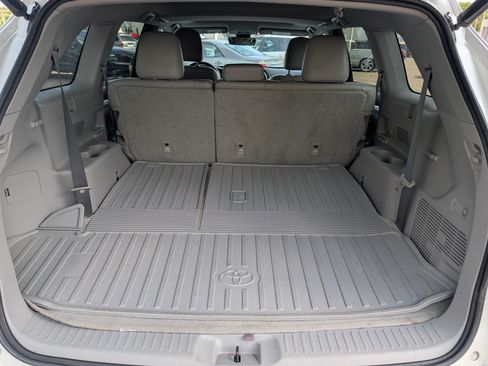 Used 2017 Toyota Highlander XLE AWD/4WD image 18