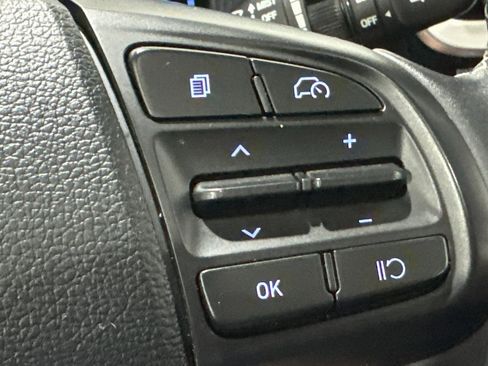 Used 2023 Hyundai Venue SEL image 6