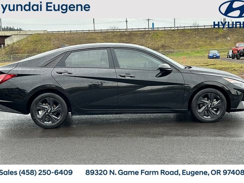 Used 2022 Hyundai Elantra SEL image 2