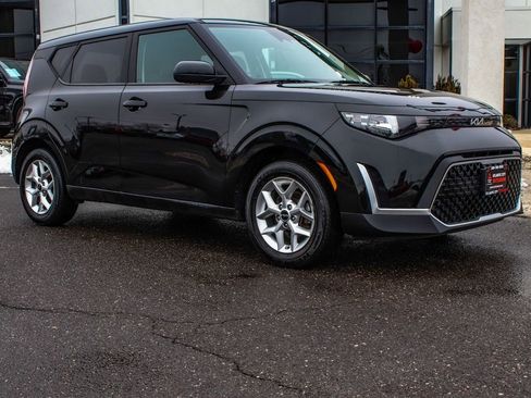 Used 2023 Kia Soul LX w/ LX Technology Package image 3