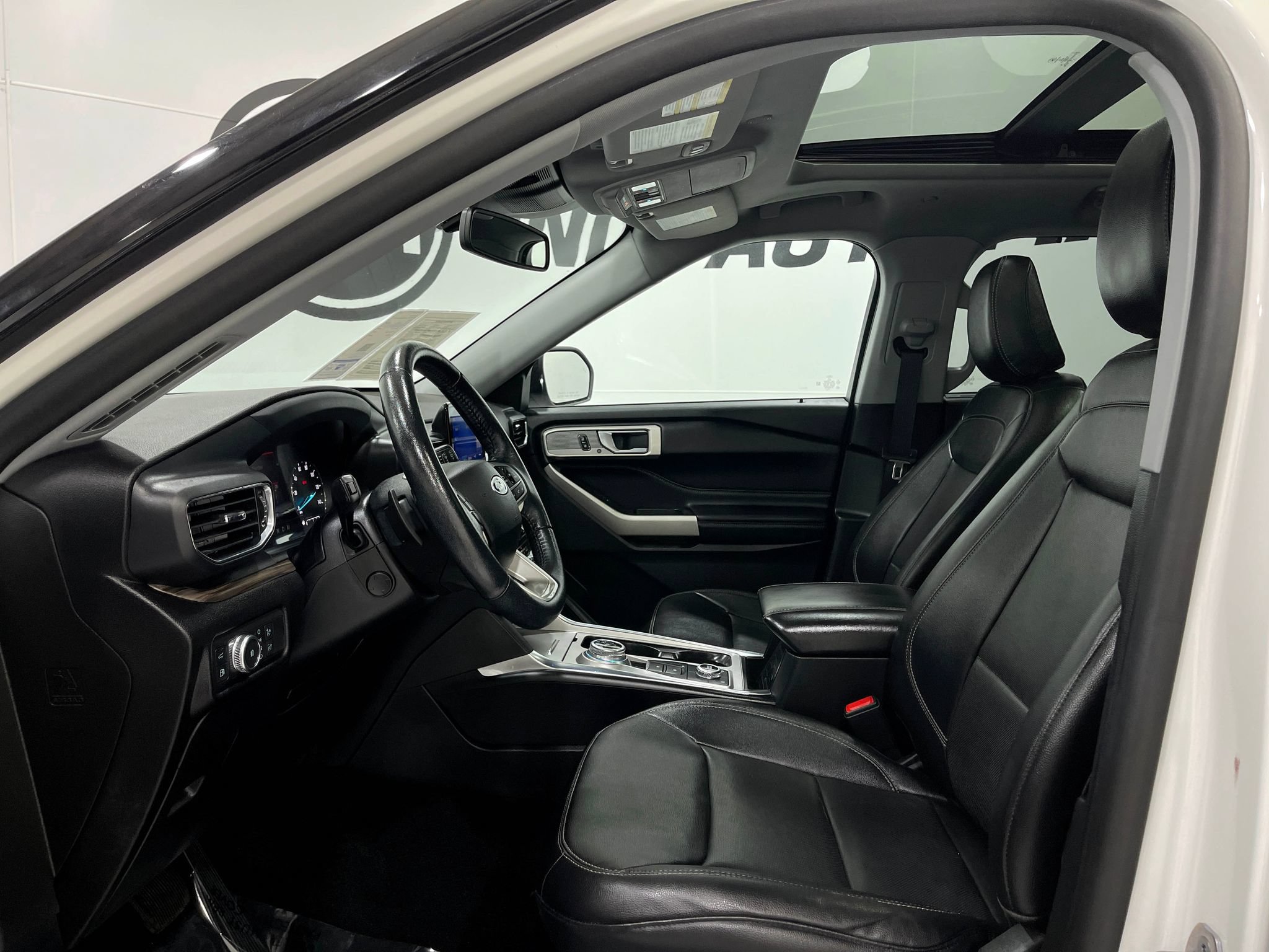 Used 2021 Ford Explorer Limited w/ Hybrid Equipment Group 310A AWD/4WD image 13