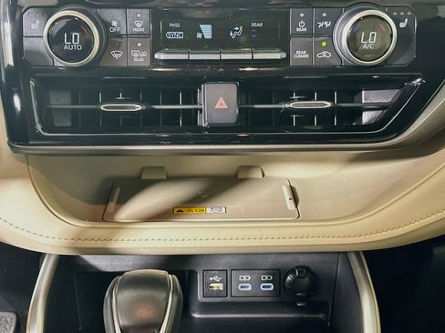 Used 2024 Toyota Highlander XLE FWD image 23