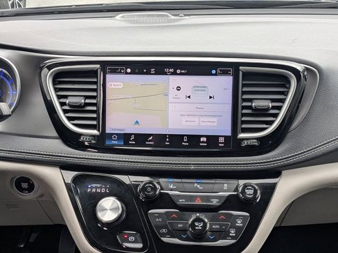 Used 2024 Chrysler Pacifica Select image 18