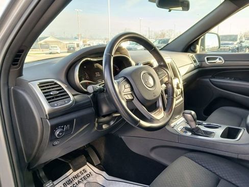 Used 2020 Jeep Grand Cherokee Laredo image 9