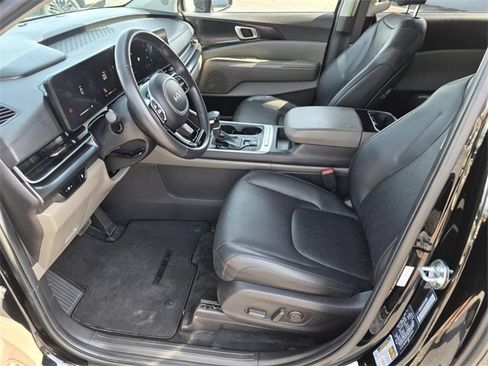 Used 2025 Kia Carnival image 17