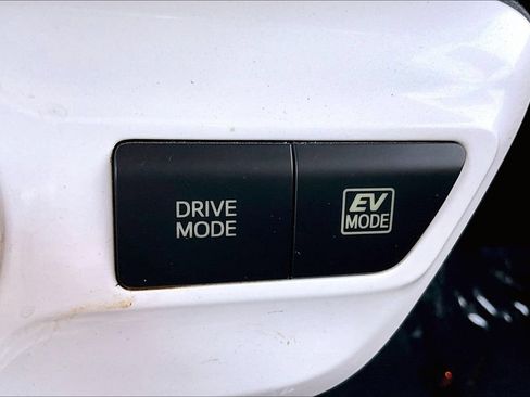 Used 2016 Toyota Prius Four Touring w/ Preferred Accessory Package FWD image 15