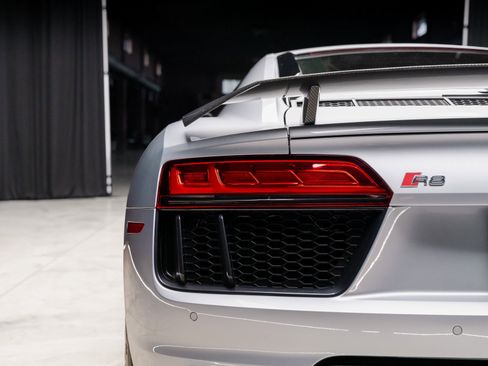 Used 2018 Audi R8 V10 w/ Premium Package image 39