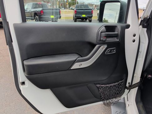 Used 2017 Jeep Wrangler Unlimited Sahara image 26
