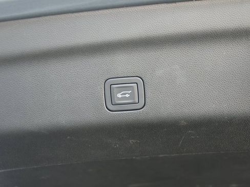 Used 2025 GMC Yukon Denali Ultimate image 32