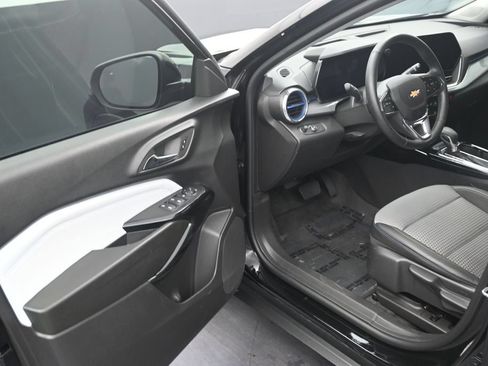 Used 2025 Chevrolet Trax LT w/ Driver Confidence Package FWD image 10