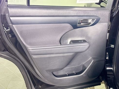 Used 2023 Toyota Highlander LE image 18