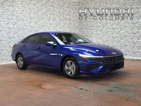 Used 2025 Hyundai Elantra SE image 1