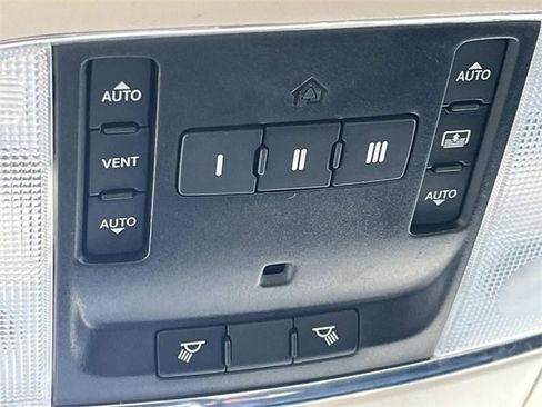 Used 2017 Chrysler 300 C image 37