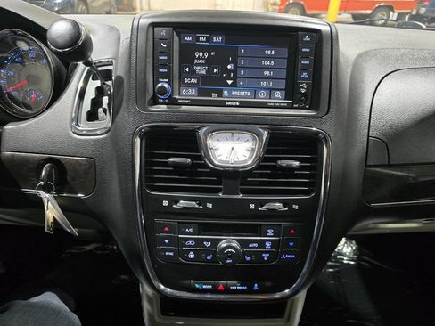 Used 2016 Chrysler Town & Country Touring-L w/ Driver Convenience Group FWD image 33