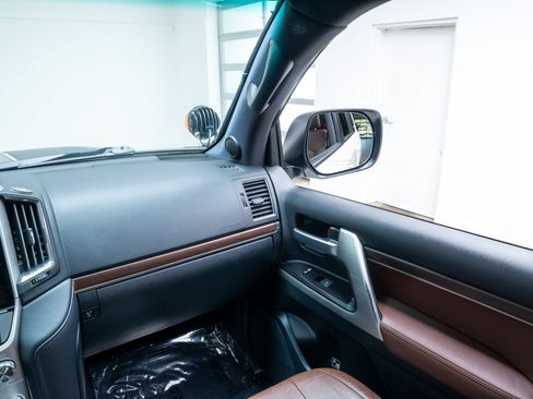 Used 2017 Toyota Land Cruiser w/ Four Season Floor Mat Package AWD/4WD image 19