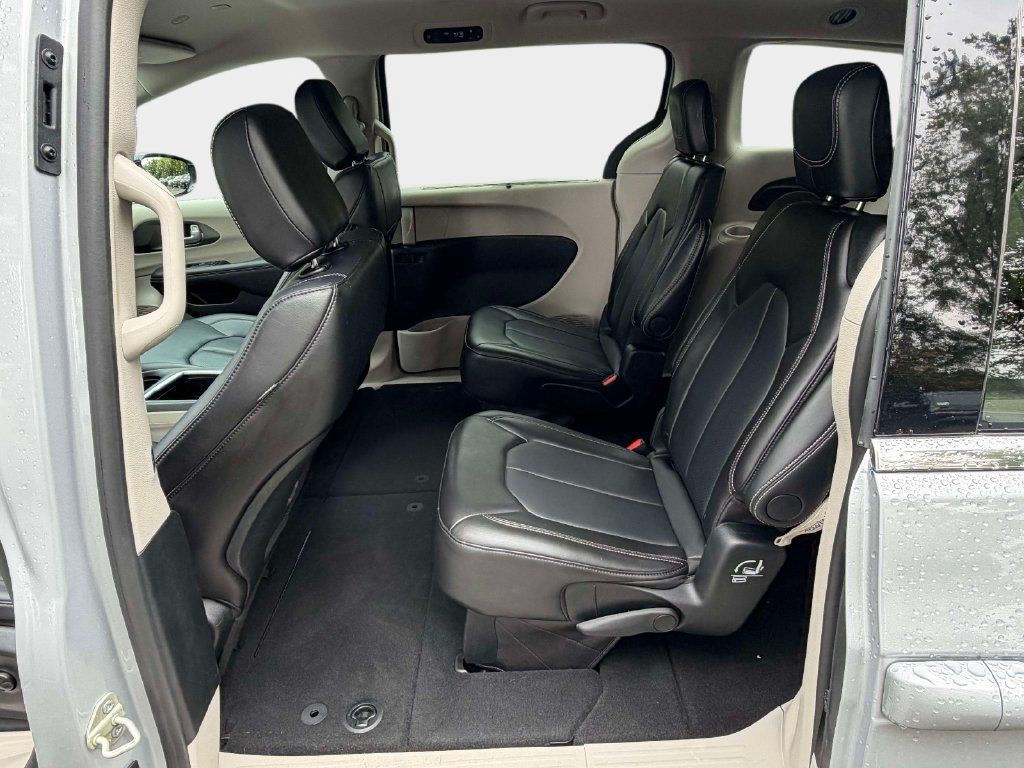 Used 2024 Chrysler Pacifica Touring-L FWD image 15