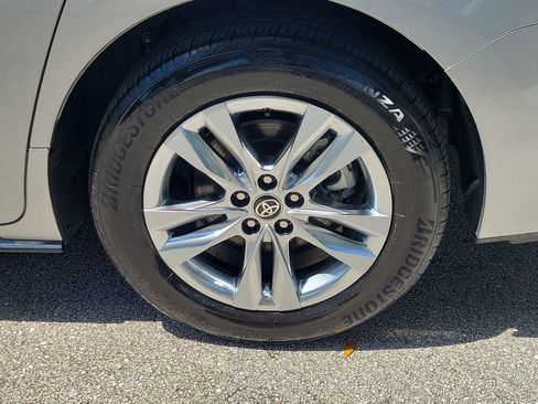 Used 2025 Toyota Sienna Limited AWD/4WD image 5