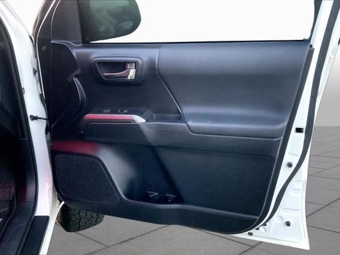 Used 2019 Toyota Tacoma TRD Off-Road w/ Technology Package AWD/4WD image 22