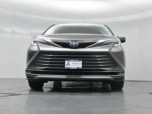 Used 2021 Toyota Sienna Limited FWD image 51