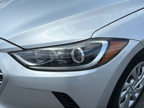Used 2018 Hyundai Elantra SE FWD image 9
