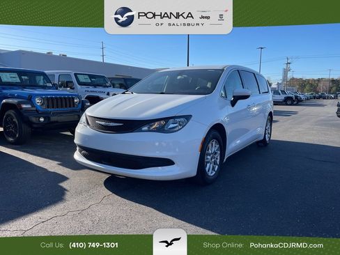 Used 2022 Chrysler Voyager LX image 1